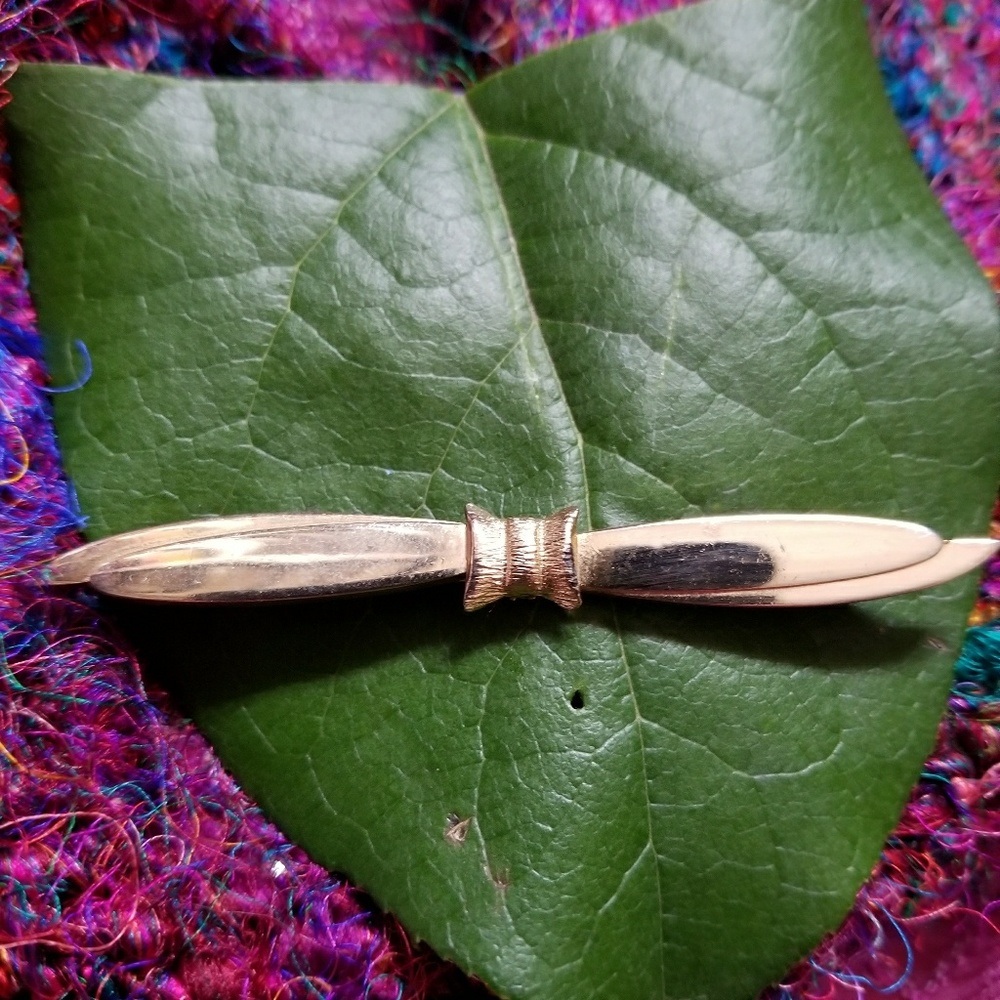 Vintage bar pin gold tone airplane propeller?